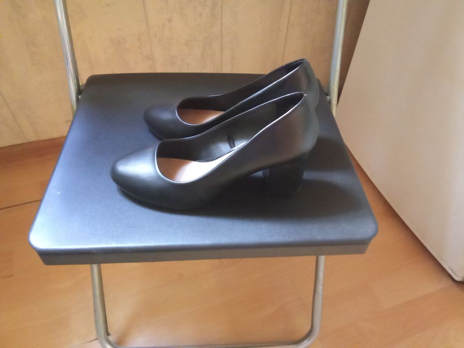 Buty na niskim obcasie 38
