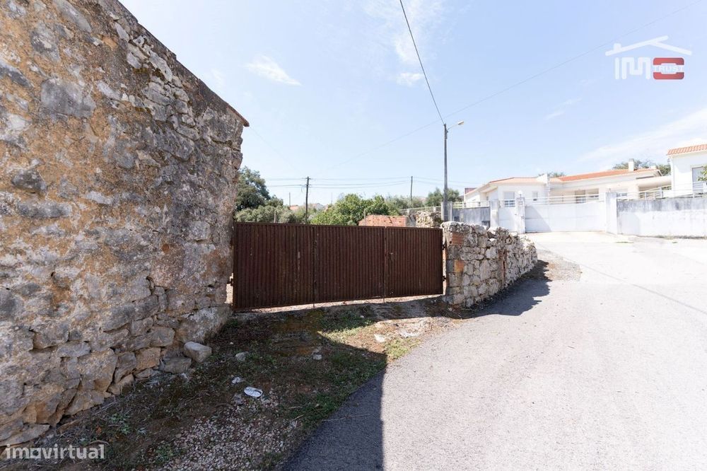 Moradia T3 para Restauro em Alqueidão da Serra