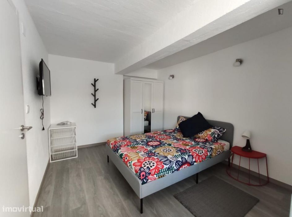 Quarto - localizado em Oeiras Lisbon