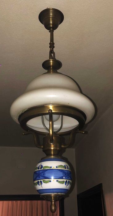 Vários candeeiros de loiça tradicional de Viana