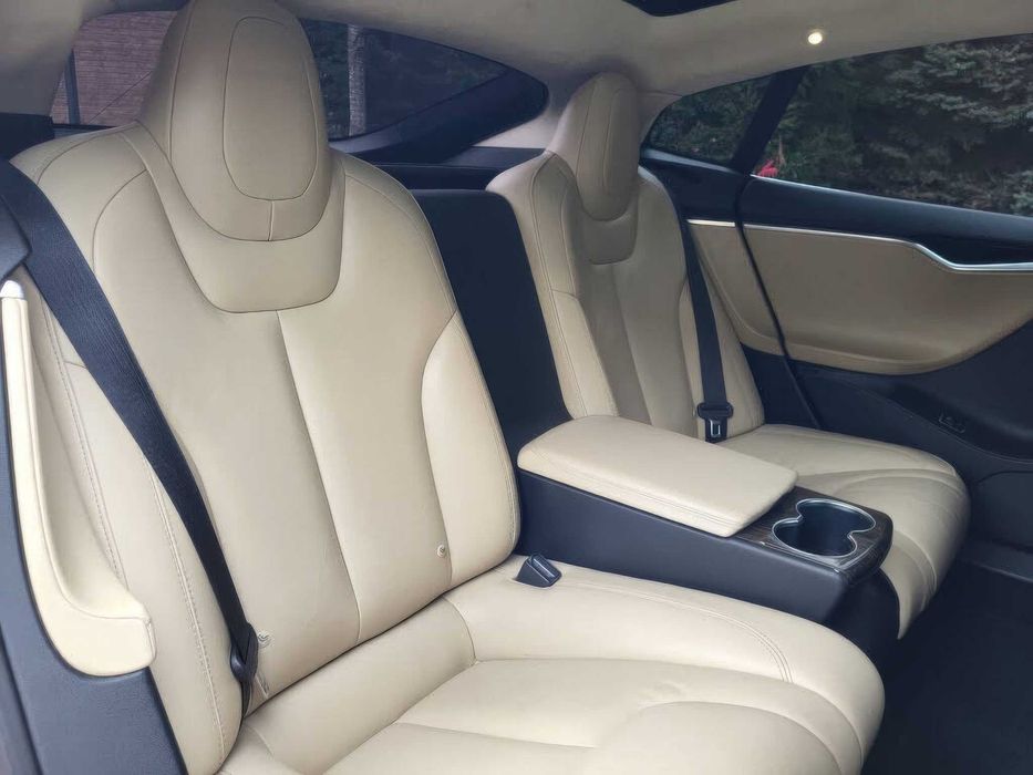 Tesla Model S P85D      2015