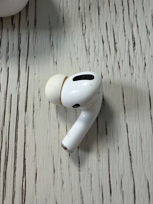 зарядний футляр (кейс) та правий навушник Apple AirPods Pro
