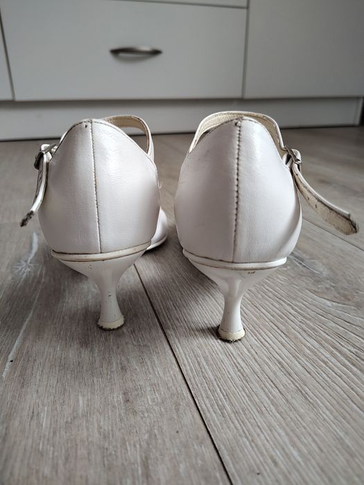 Białe buty na małym obcasie r. 35
