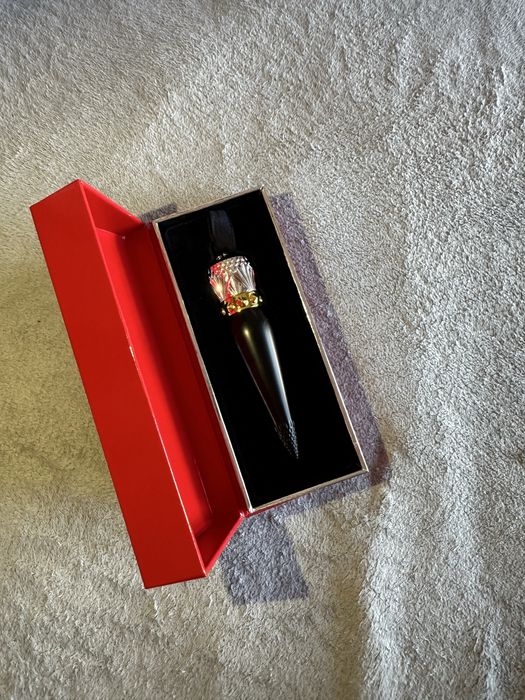 Batom Christian Louboutin novo