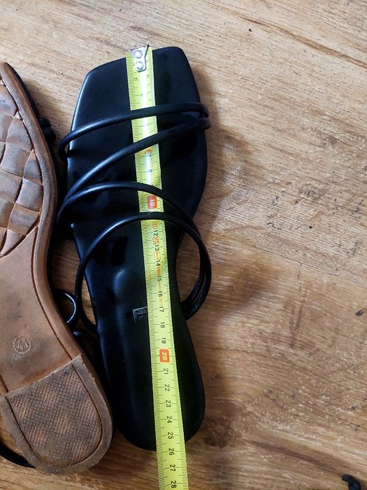 Klapki czarne na płaskiej podeszwie, rozm. 41, dł. wkładki około 25cm.