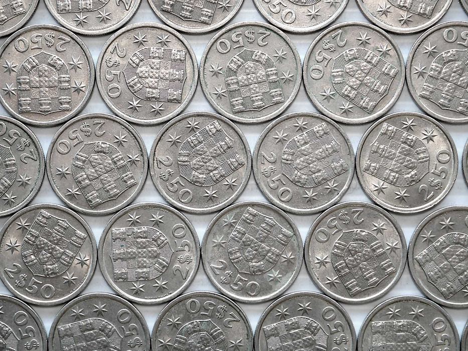 Lote de 300 Moedas 2 Escudos e 50 Centavos 1982