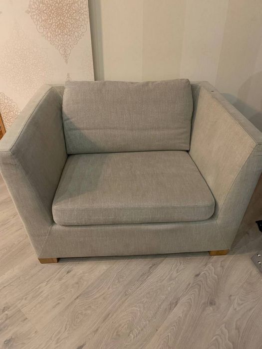 Зручне тканинне крісло