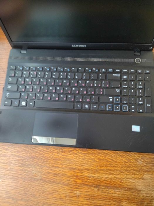 Ноутбук Samsung NP300v5z Core i3-2330 2,20 GHz, RAM 6 ГБ, HHD 200 ГБ