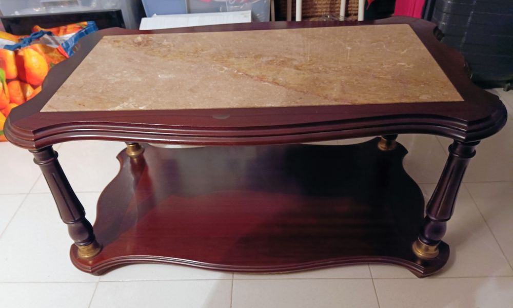 Mesa de centro da sala castanha com tampo de mármore