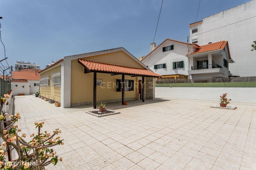 Propriedade bifamiliar T6 na Costa da Caparica.