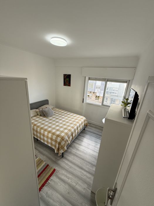 Quarto cama casal tv frigobar auto carro na porta na Amadora (São Brás)