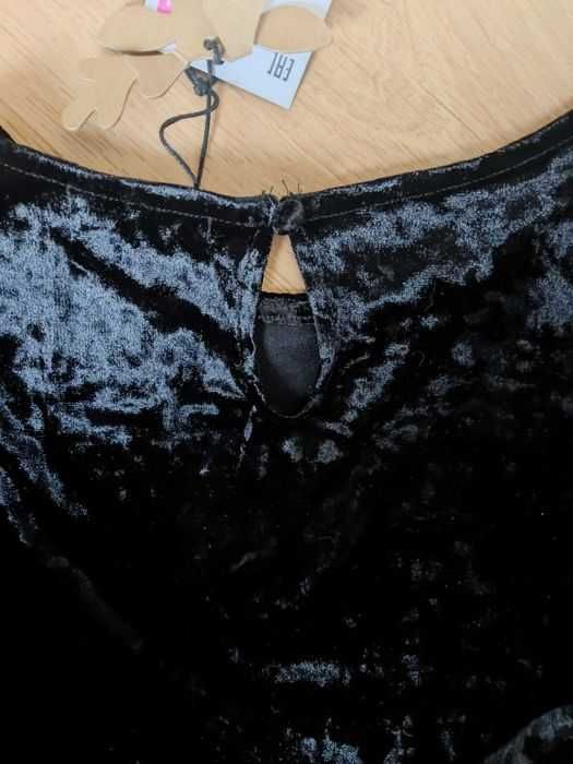 Czarna welurowa sukienka babydoll falbanki Sinsay