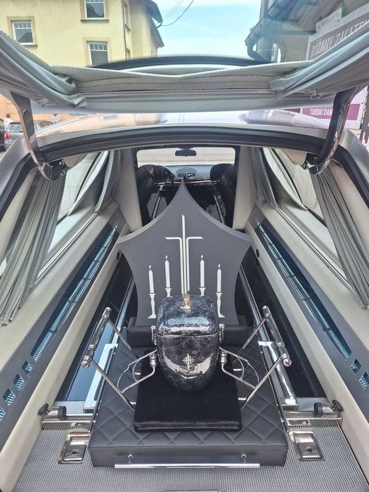 Karawan. Katafalk pod Urnę do Karawanu.