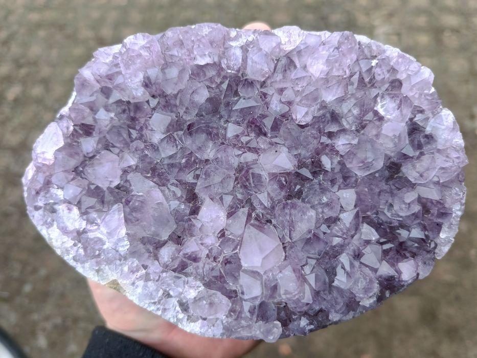 Naturalny kamień Ametyst w formie polerowanej geody groty