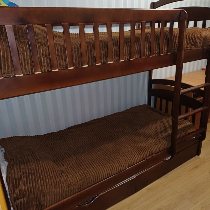 Продається двоповерхове ліжко  темного кольору.
Ст