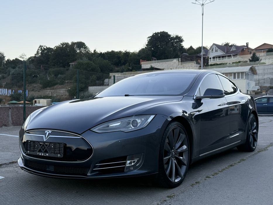 Tesla model S повний привід 85квт в повній комплектаціі без пробігу по Украіні