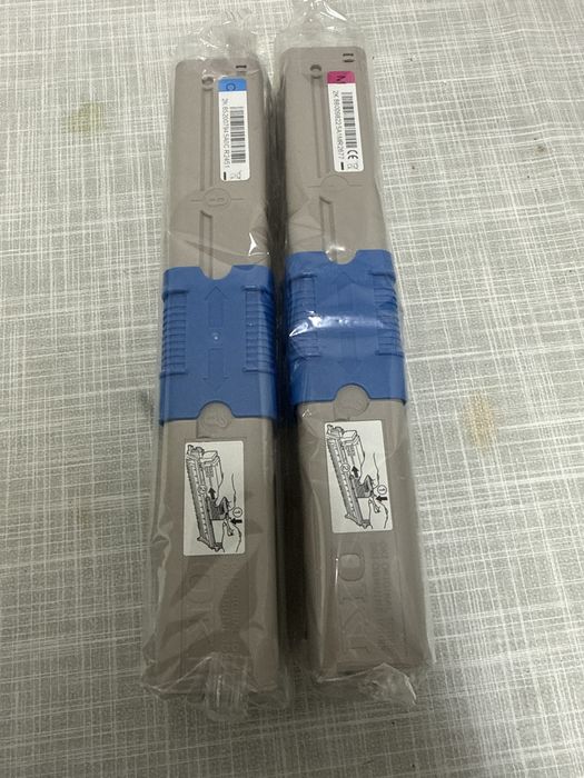Cartuchos de toner  OKI selados ciano e magenta