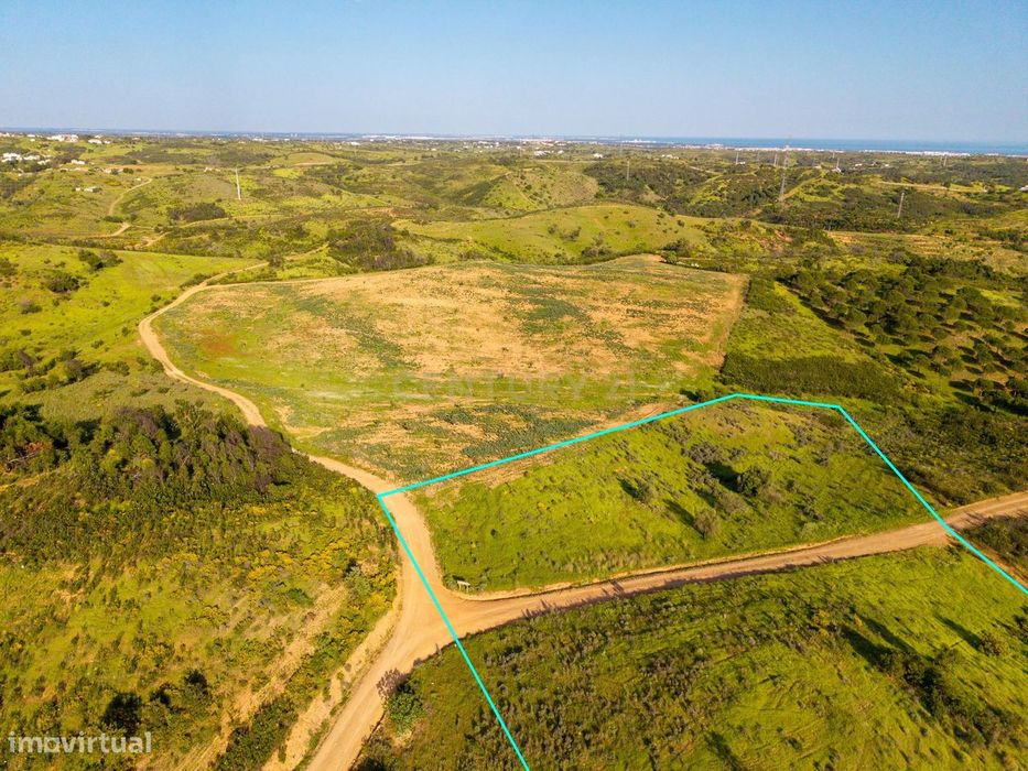 Terreno Rústico com acesso por estrada alcatroada e vista mar