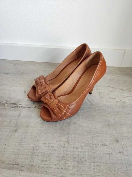 Sapatos de salto alto