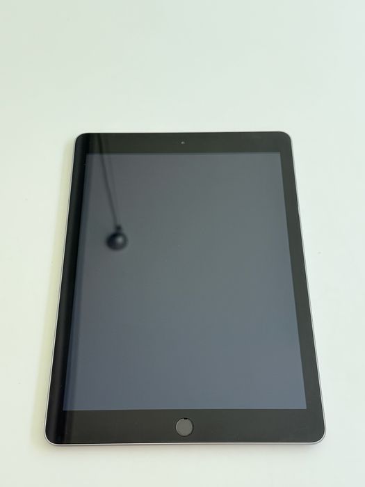 Apple iPad 5.ª Geração 32GB Wi-Fi Space Gray + Capa