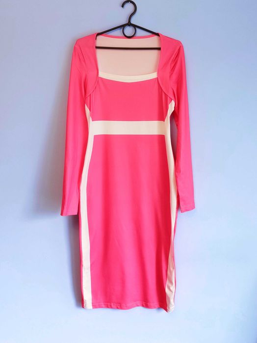 Przylegająca elastyczna elegancka sukienka