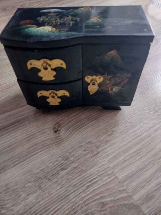 Szkatułka na biżuterię z drewna