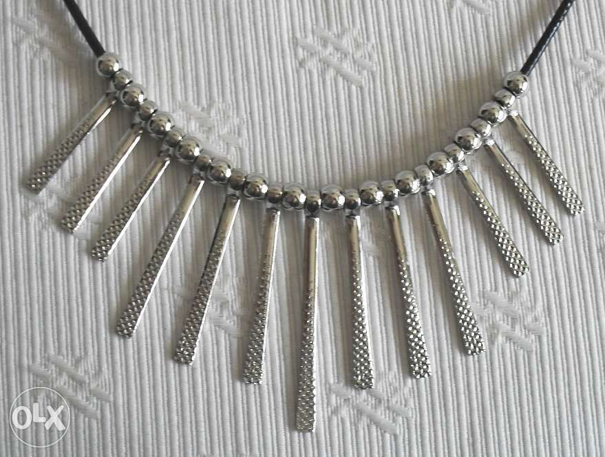 Colar em prateado e preto, novo