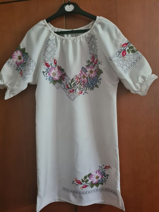 Вишивите плаття на дівчинку чи дівчину