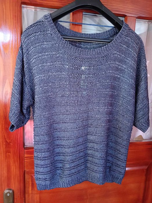 Połyskujący granatowy ażurowy sweterek