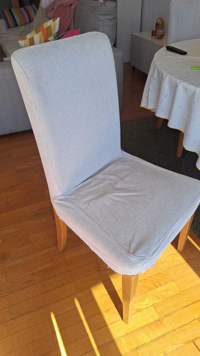 Vendo 2 cadeiras de mesa de jantar com capas de tecido laváveis!