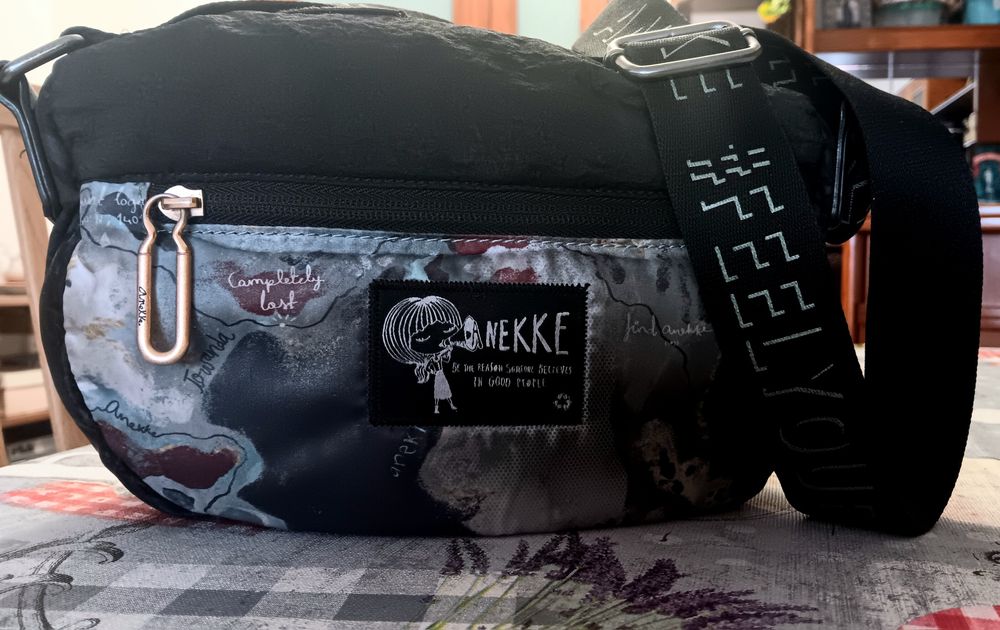 Mala  marca anekke nova tira colo