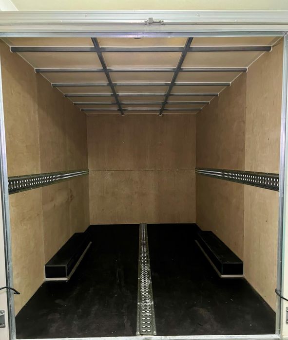 Reboque espaçoso como novo