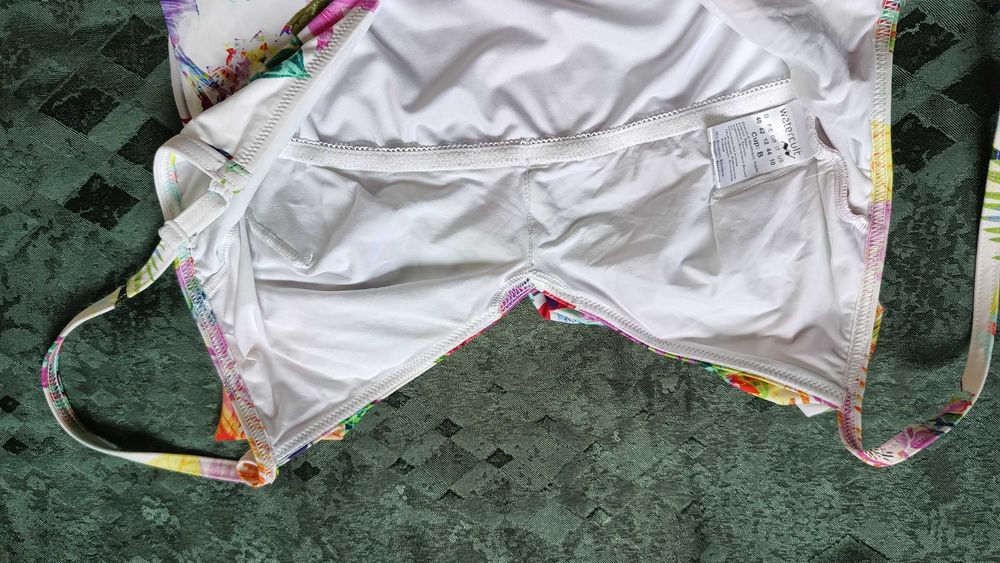 Гарний купальник в новому стані