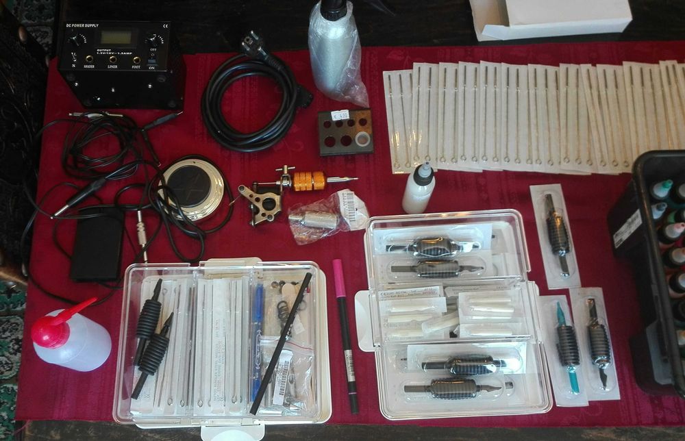 Material variado para fazer tatuagens