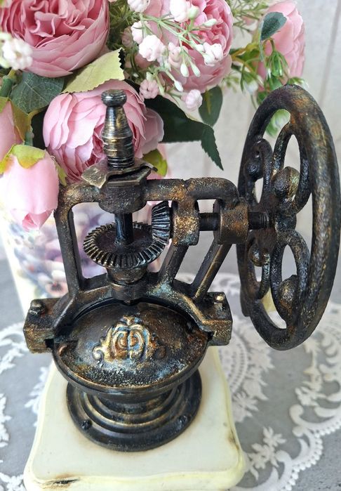 Кавомолка у вінтажному стилі