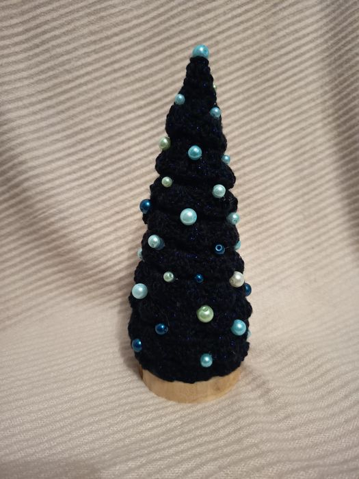 Choinka granatowa wykonana na szydełku