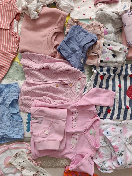 Pack com perto de 100 peças de roupa de menina bebé