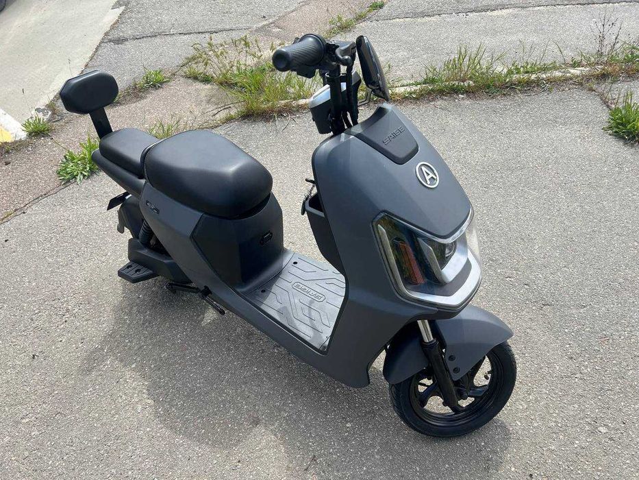 Электроскутер Oscar Amir LiFePO4 800W 48V 20Ah чехол в комплекте