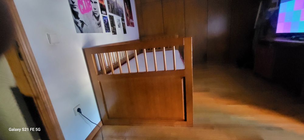 Cama de madeira maciça,  com gaveta