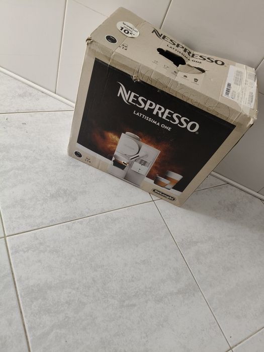 Máquina café Nespresso latíssima