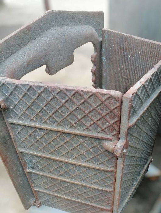 Камін старовинний - чавунний.