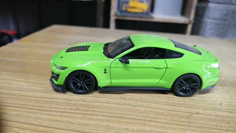 Ford shelby 1:24 maisto