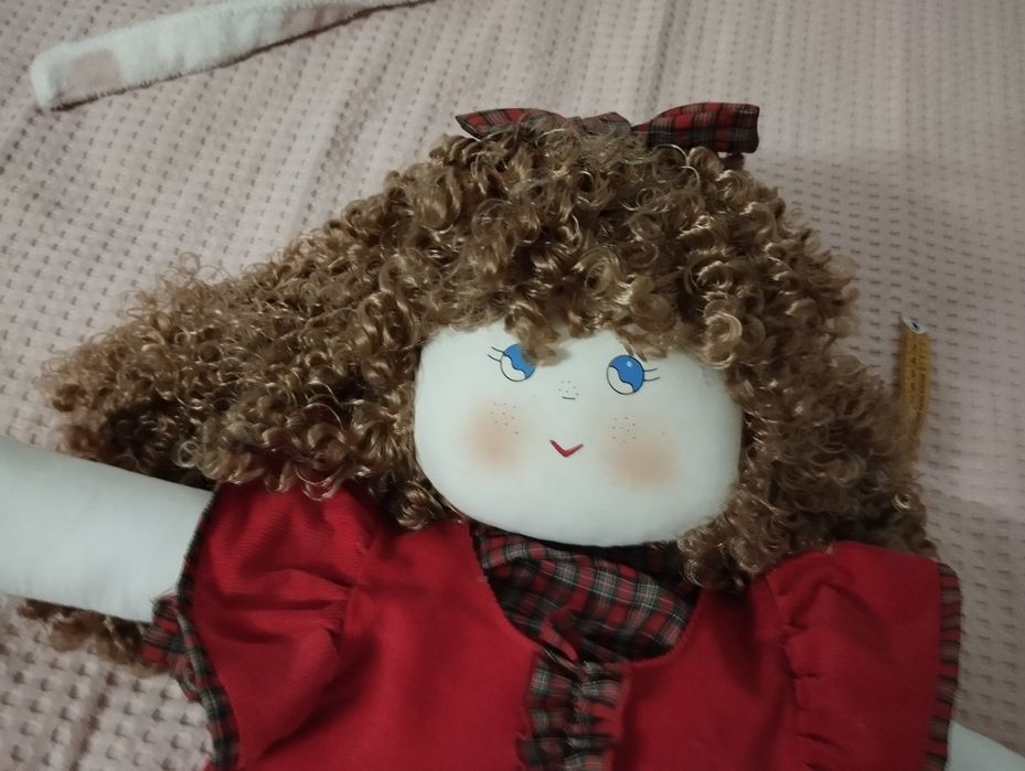 Boneca de tecido, e cabelos encaracolados