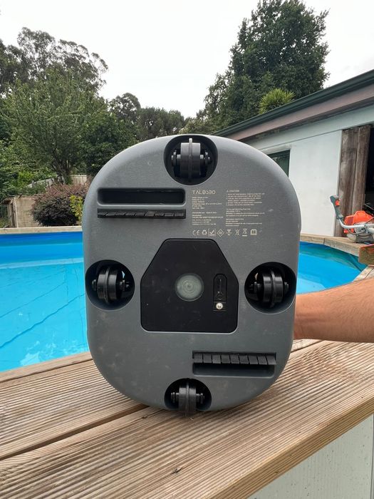 robot limpa-fundos sem fios concebido para a limpeza automática de piscinas.