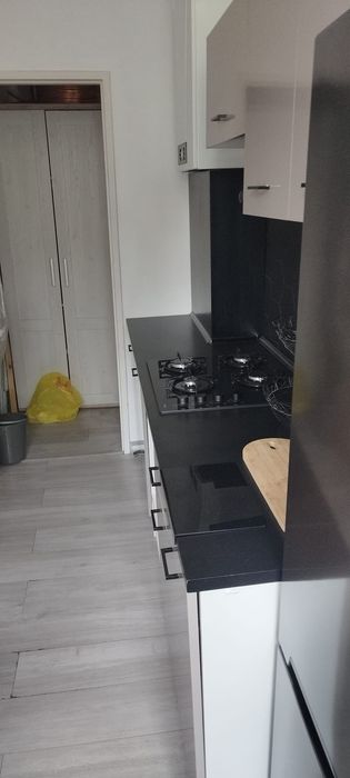 Meble kuchenne z czarnym blatem