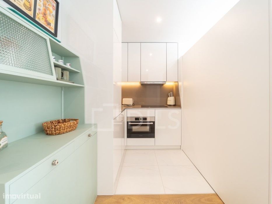 Apartamento T0 com varanda, garagem e arrumos em Matosinhos