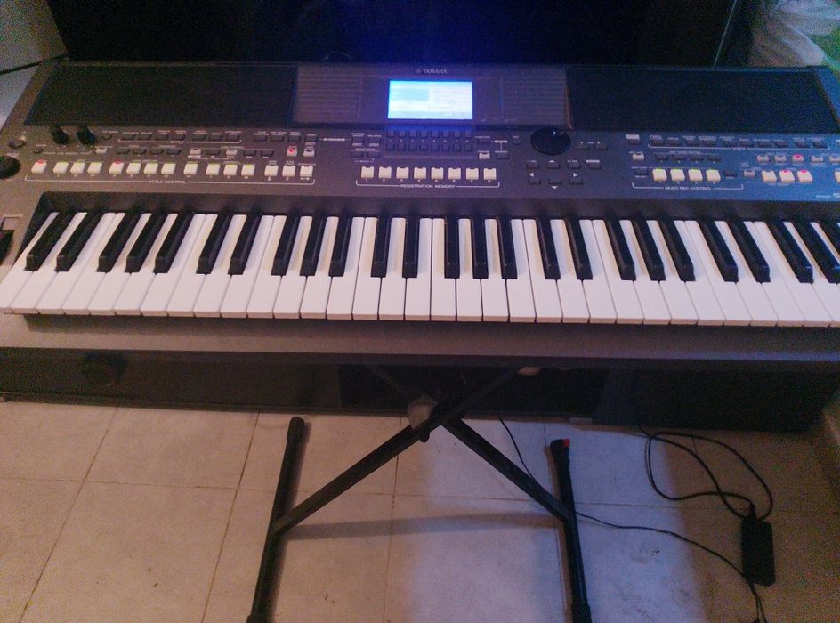 Vendo Teclado Piano Yamaha PSR S 670 a funcionar barato top oportunidade