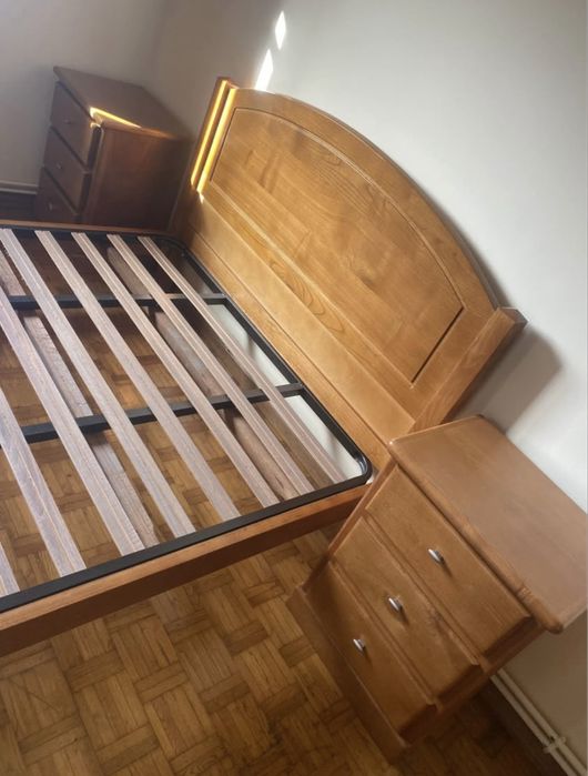 Cama, 2 mesas de cabeceira e comoda com espelho