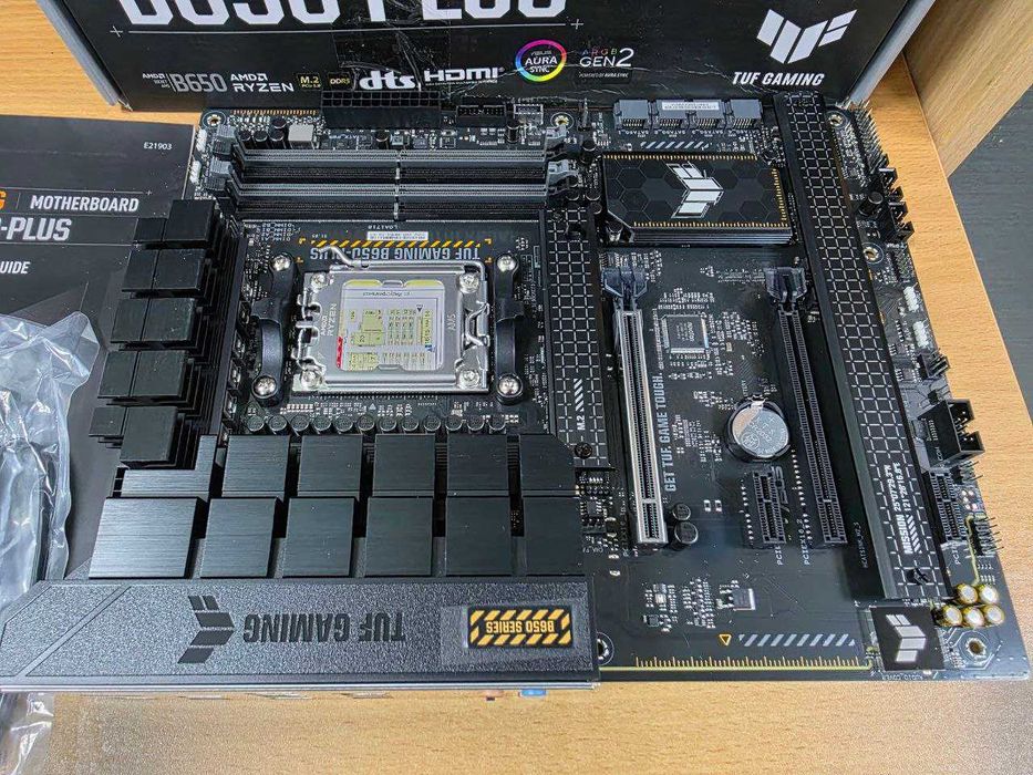 Материнська плата ASUS TUF GAMING B650-PLUS