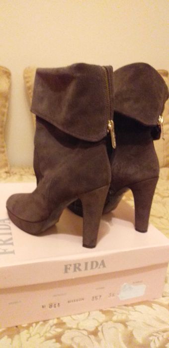 Botas castanhas de camurça